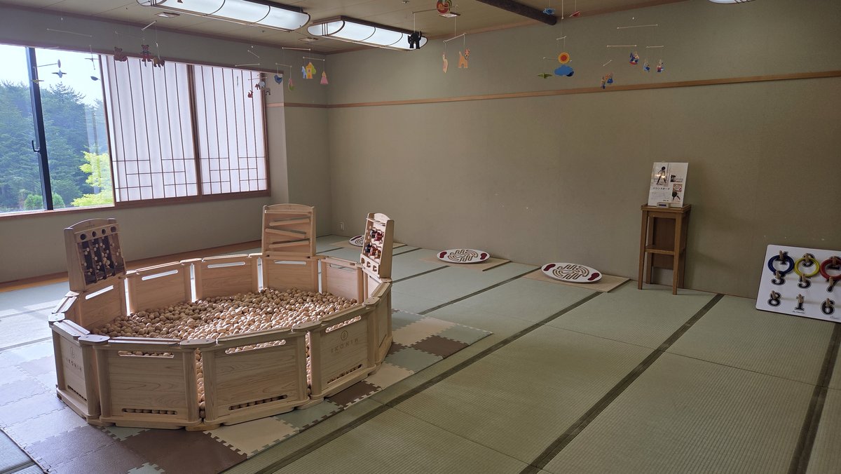 トレインルームの横にある木のボールプール