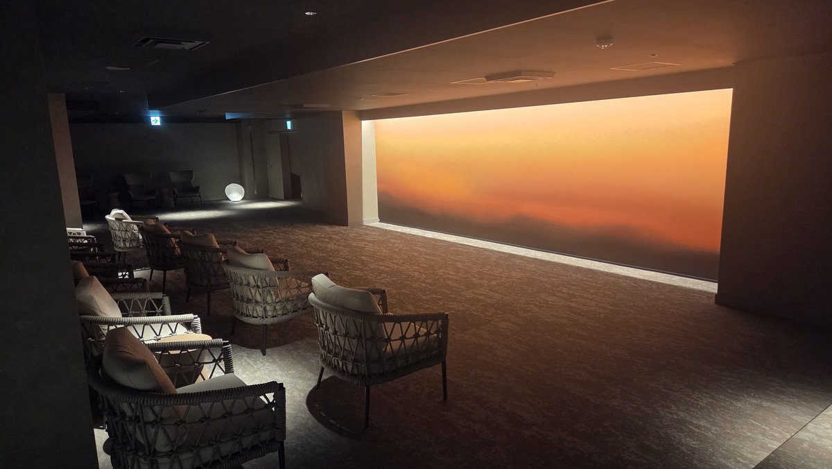 大浴場の外の、夕焼けの壁があるくつろぎスペース